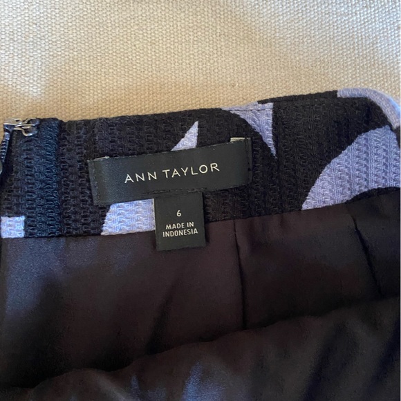 Ann Taylor pencil knee length skirt - Picture 3 of 4
